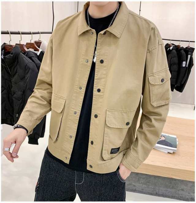 カジュアルになりすぎないキレイめコーチジャケット。 若すぎないサイズ感だから大人が着用しやすい。 大きめなサイズ感が広く普及しているコーチジャケット。 パーカーやシャツの上からライトアウターとして使え